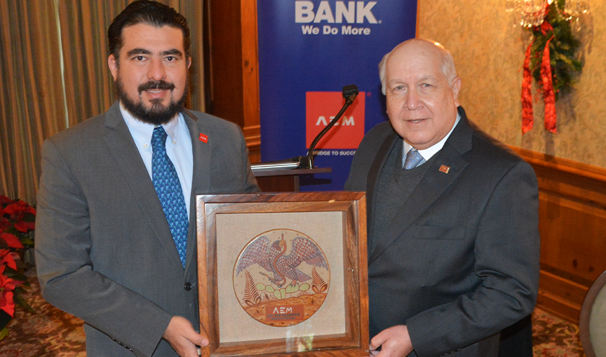 El vicepresidente ejecutivo del banco IBC, Gerald “Gerry” Schwebel, recibió el premio Legado San Antonio de la Asociación de Empresarios Mexicanos